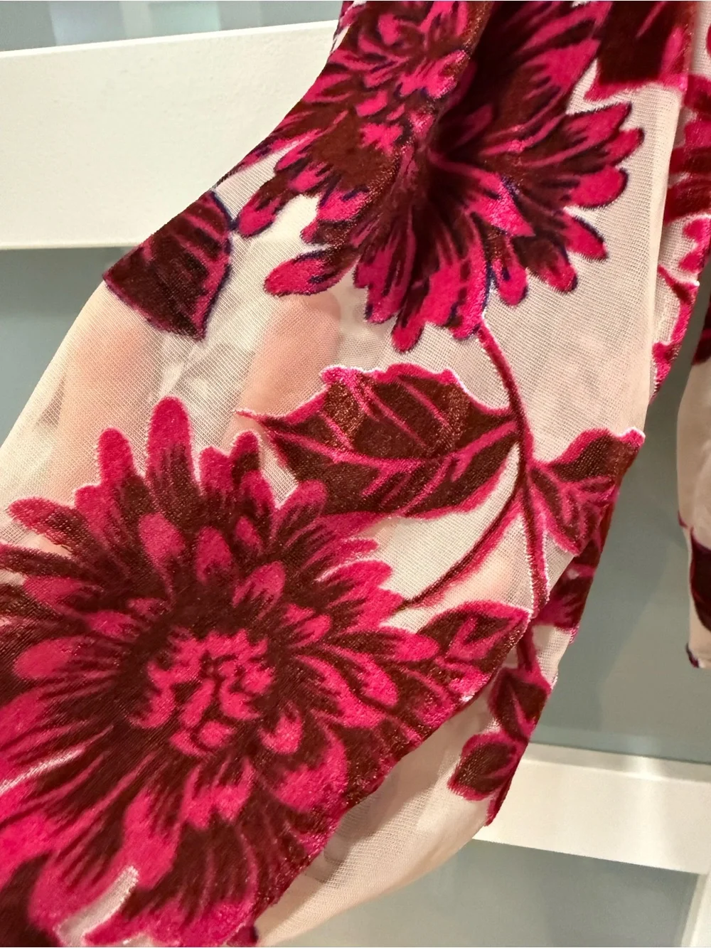 Bloomingdale’s Cupio Red Floral Burnout Ruffle Blouse on Cream size Large - Picture 16 of 16